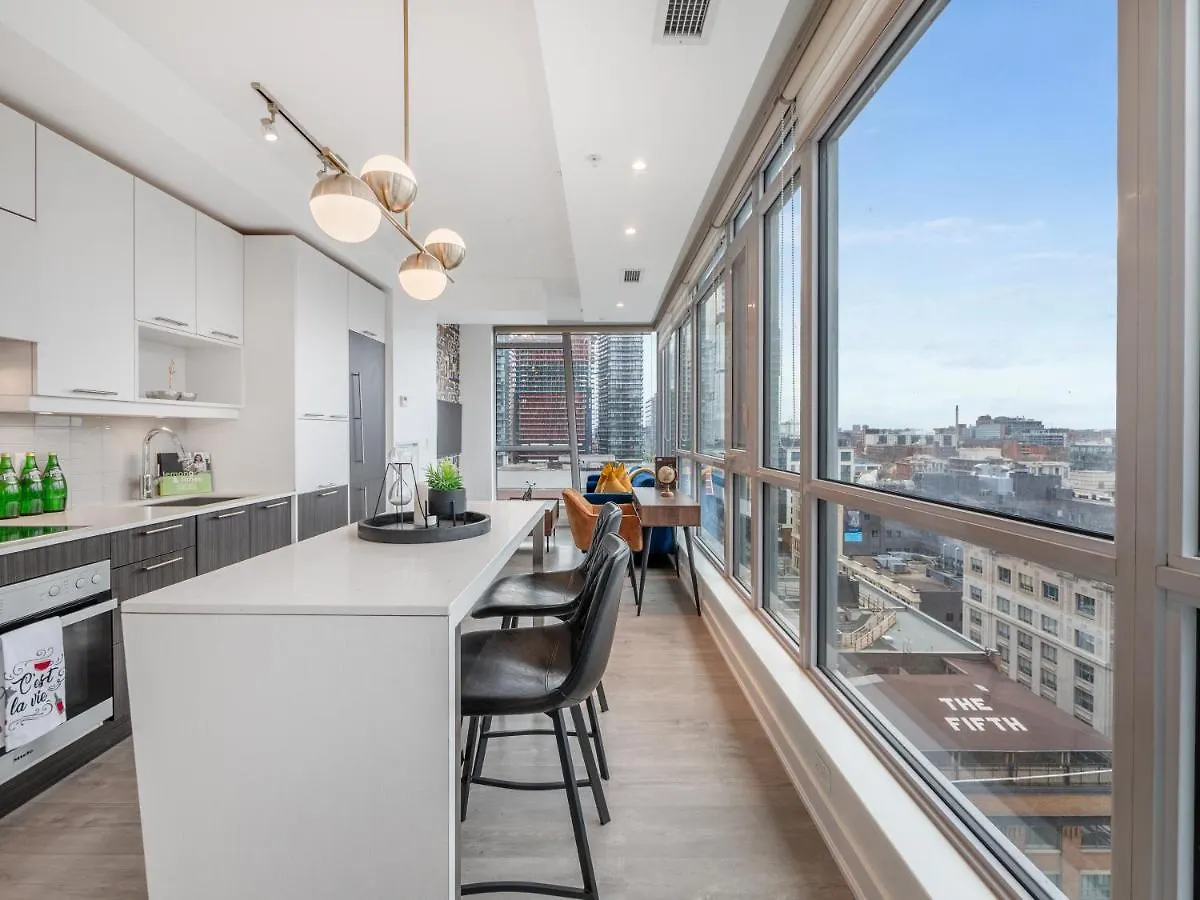 High-End 2 Bedroom Condo - Entertainment District, Downtown - City Skyline View & Balcony Toronto