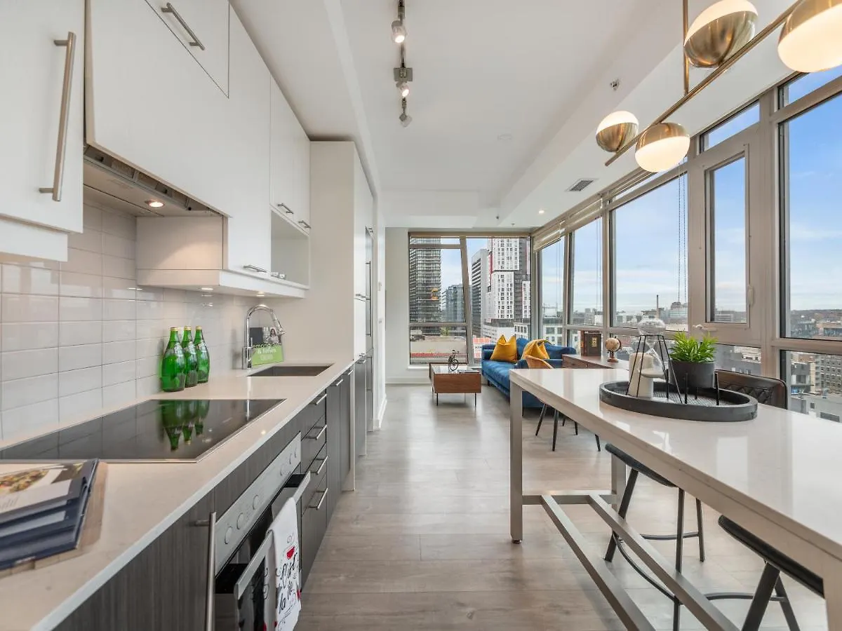 High-End 2 Bedroom Condo - Entertainment District, Downtown - City Skyline View & Balcony Toronto