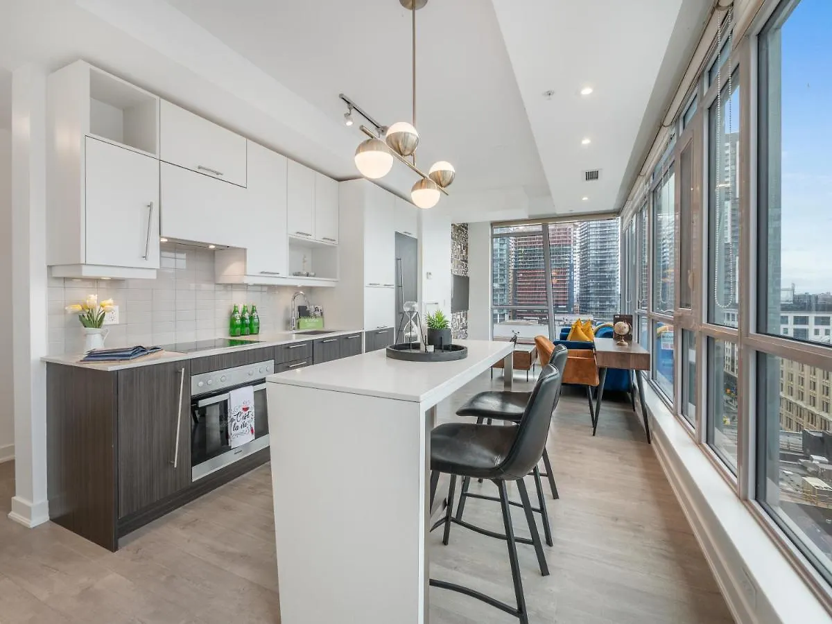 High-End 2 Bedroom Condo - Entertainment District, Downtown - City Skyline View & Balcony Toronto Apartment
