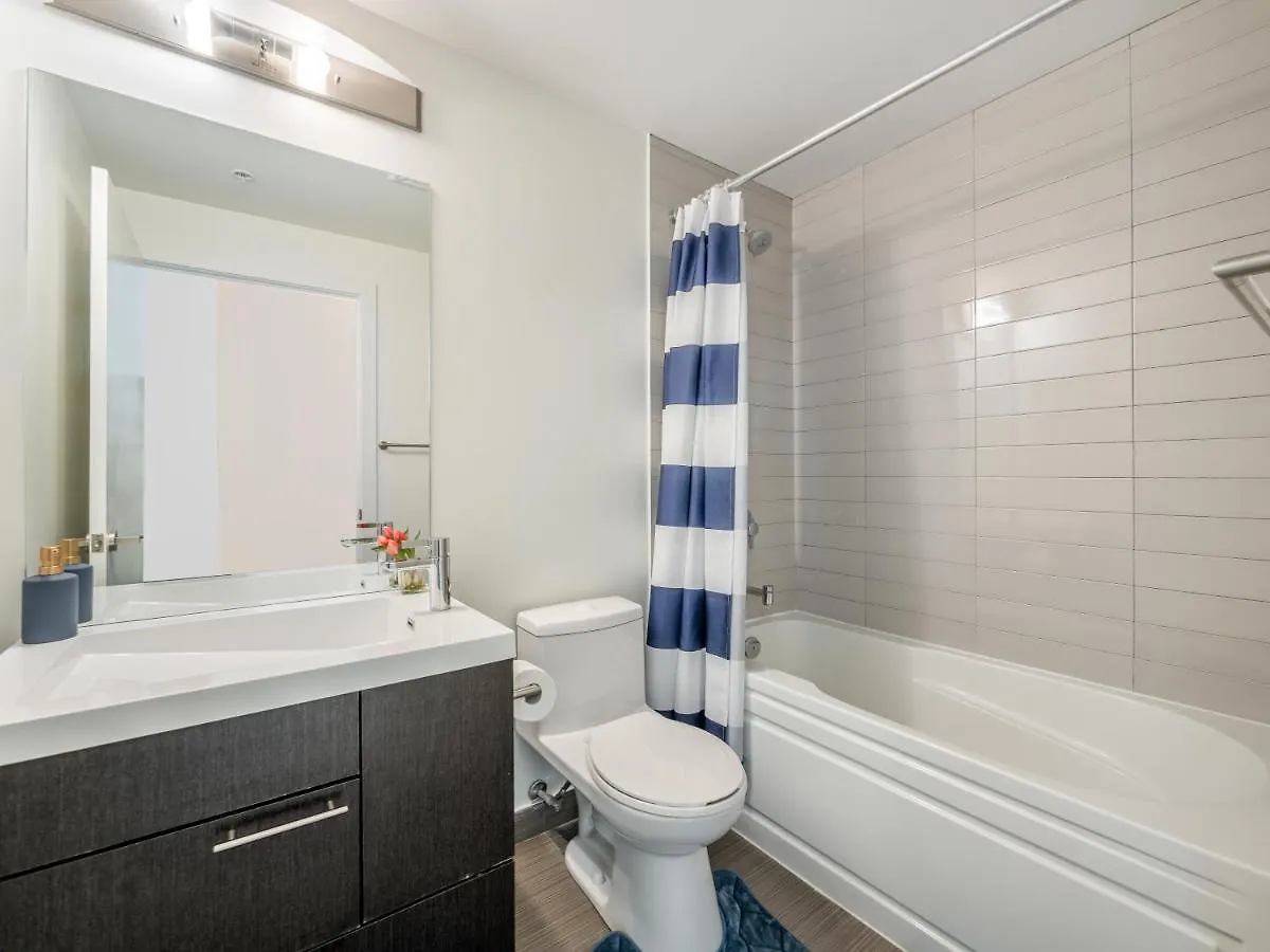 High-End 2 Bedroom Condo - Entertainment District, Downtown - City Skyline View & Balcony Toronto