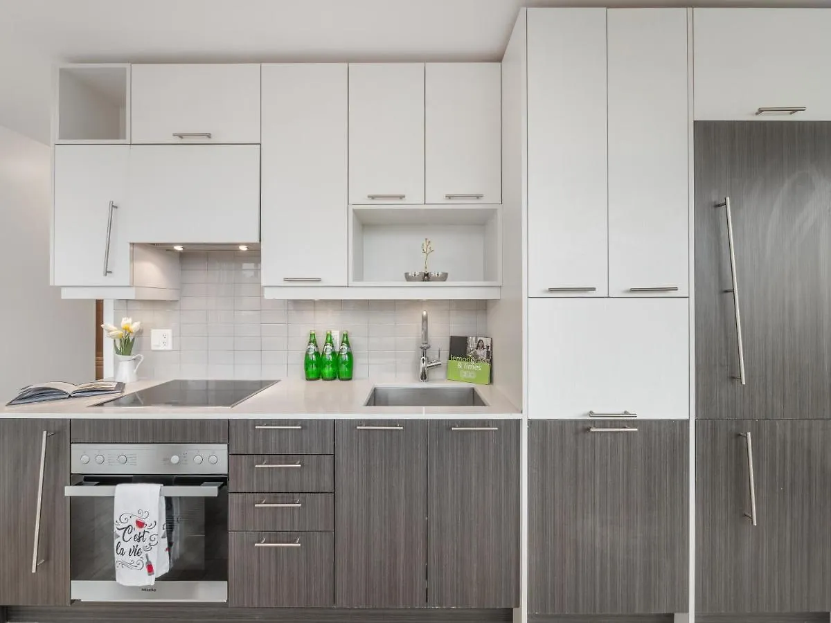 High-End 2 Bedroom Condo - Entertainment District, Downtown - City Skyline View & Balcony Toronto Apartment