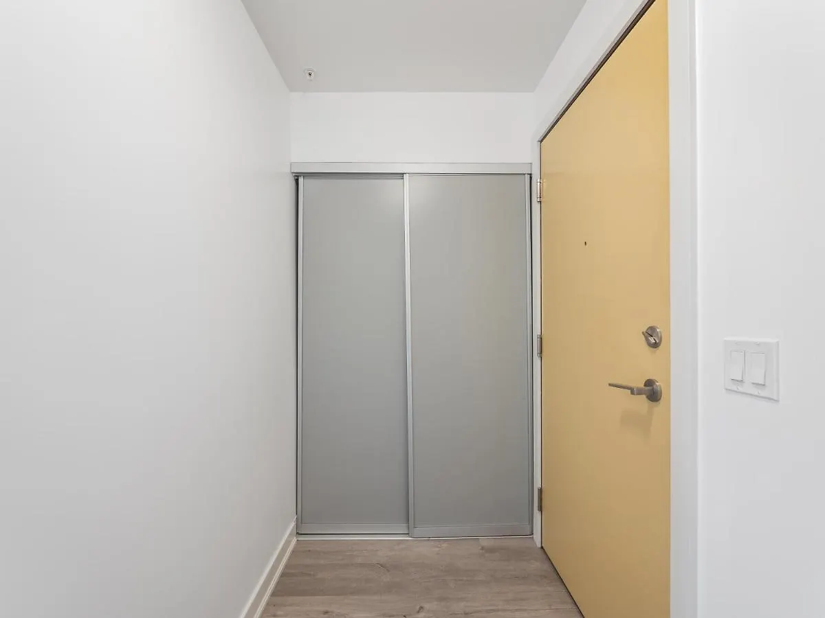 High-End 2 Bedroom Condo - Entertainment District, Downtown - City Skyline View & Balcony Toronto Apartment