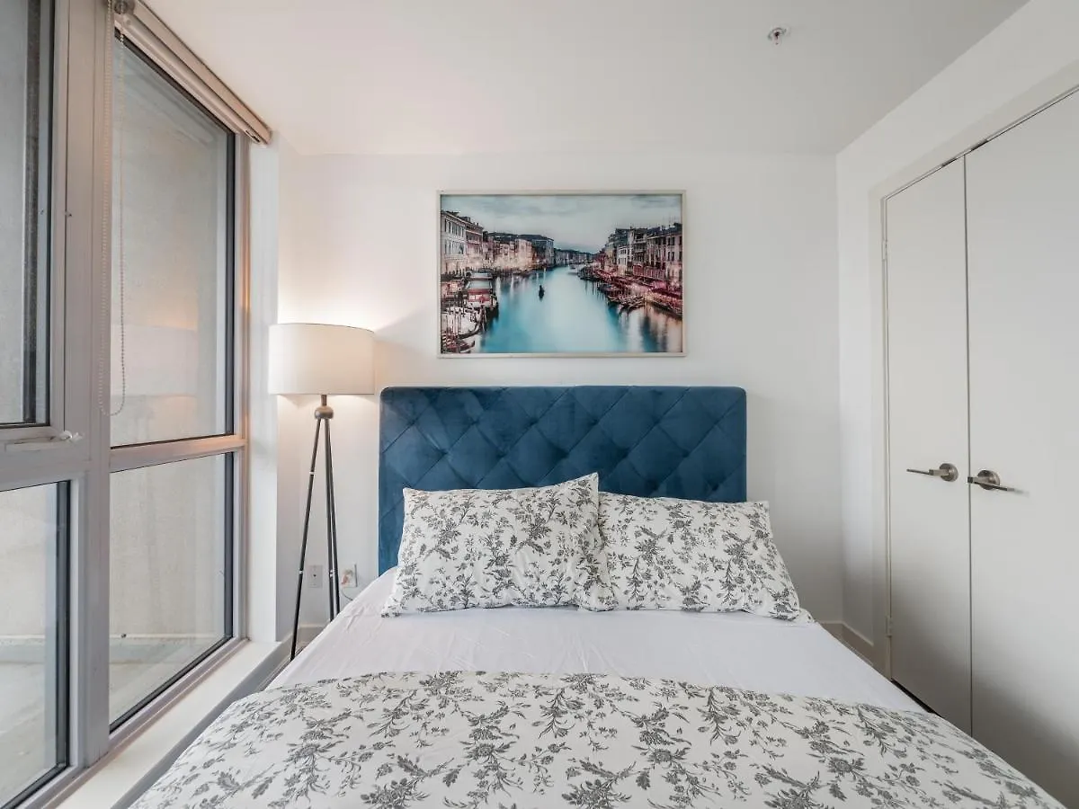 High-End 2 Bedroom Condo - Entertainment District, Downtown - City Skyline View & Balcony Toronto