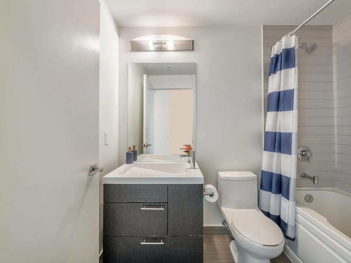 High-End 2 Bedroom Condo - Entertainment District, Downtown - City Skyline View & Balcony Toronto 0*,