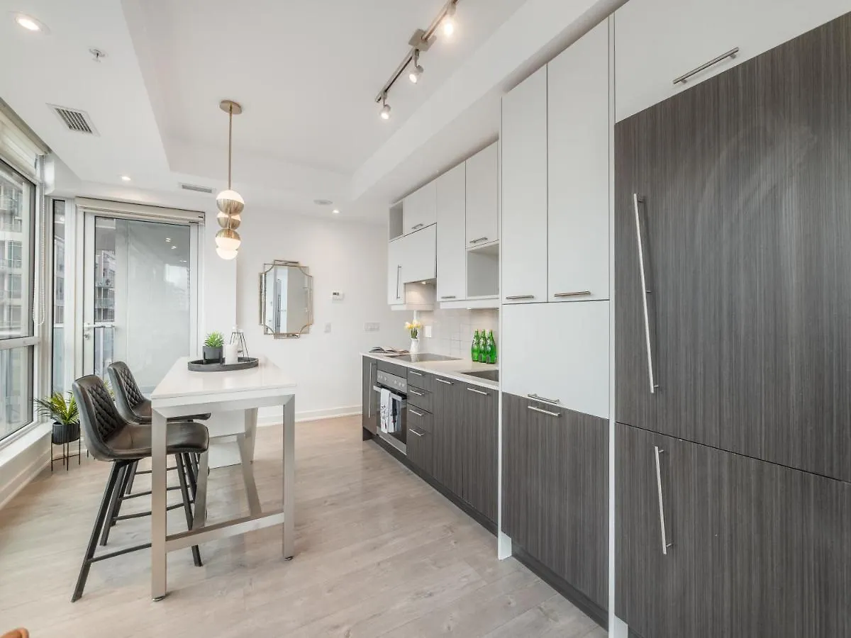 High-End 2 Bedroom Condo - Entertainment District, Downtown - City Skyline View & Balcony Toronto Canada