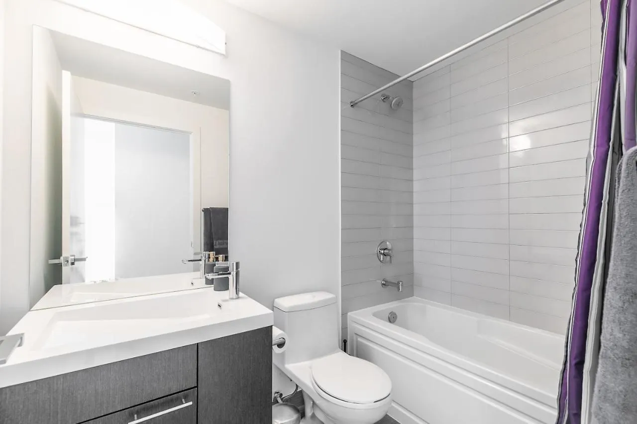 High-End 2 Bedroom Condo - Entertainment District, Downtown - City Skyline View & Balcony Toronto Apartment