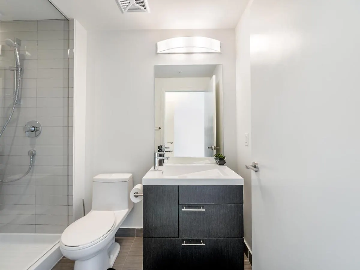 High-End 2 Bedroom Condo - Entertainment District, Downtown - City Skyline View & Balcony Toronto Apartmán